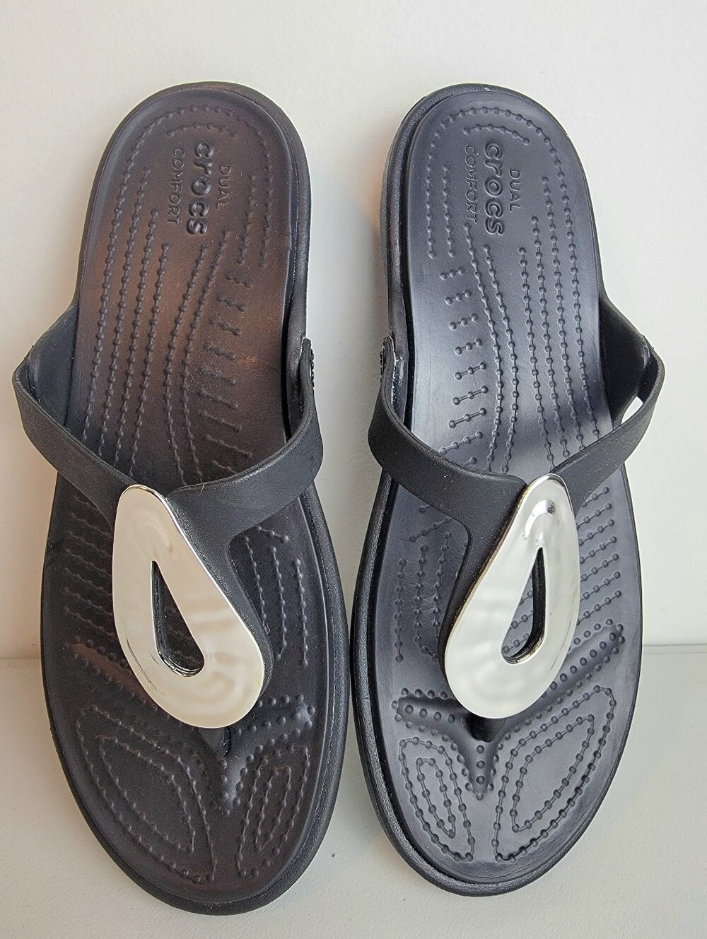 Crocs Sanrah Liquid Metallic Wedge Flip Flops Sandals Black/Silver Womens Sz 7 - Picture 2 of 10